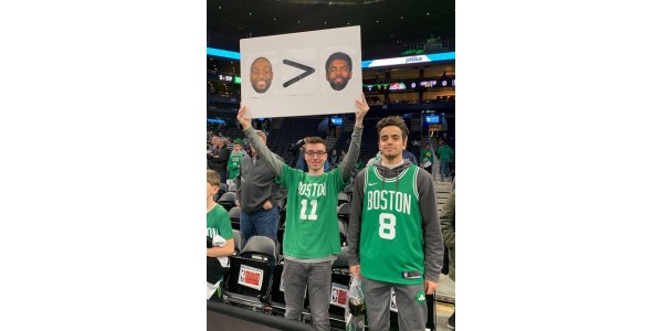 I fan dei Boston Celtics ridicolizzano Irving